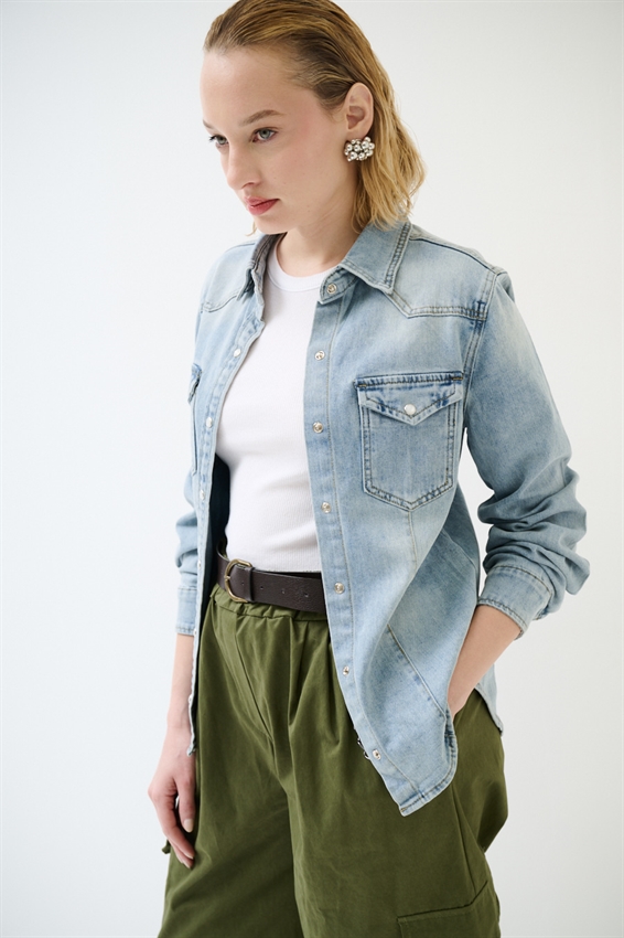 CAMICIA IN DENIM CON TASCHE BLU CHIARO