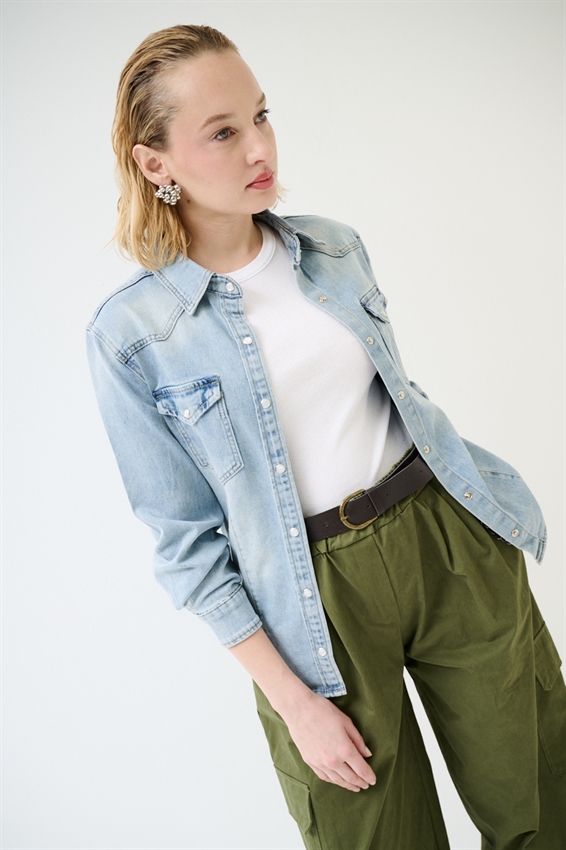 CAMICIA IN DENIM CON TASCHE BLU CHIARO