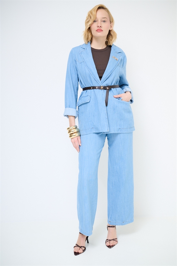 GIACCA CON PATTINE E CINTURA SOTTILE CON LUMINELLI BLU CHIARO