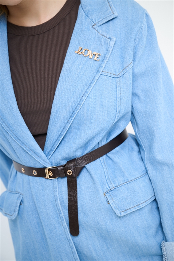 GIACCA CON PATTINE E CINTURA SOTTILE CON LUMINELLI BLU CHIARO