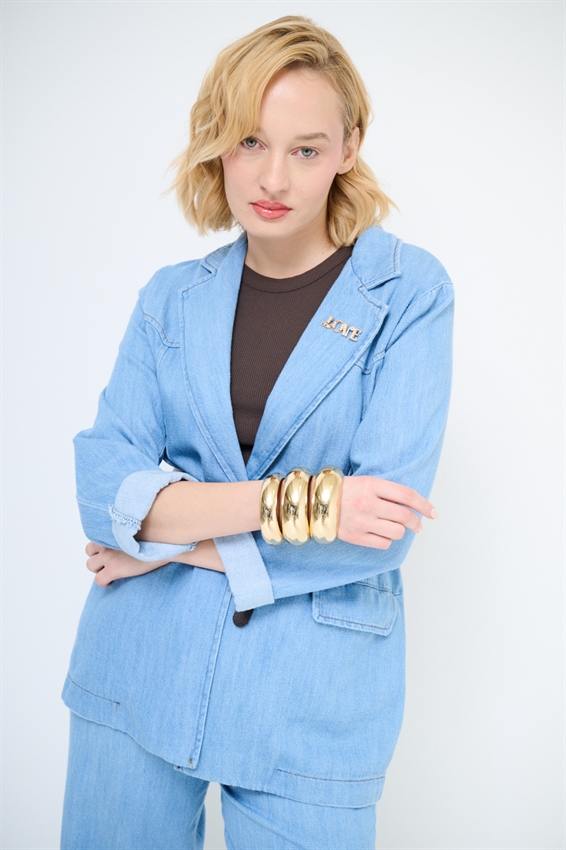 GIACCA CON PATTINE E CINTURA SOTTILE CON LUMINELLI BLU CHIARO