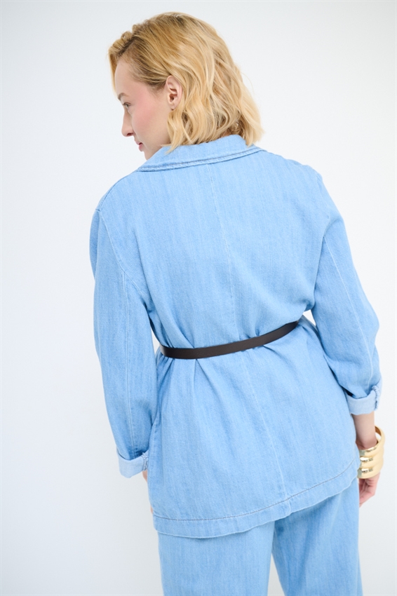 GIACCA CON PATTINE E CINTURA SOTTILE CON LUMINELLI BLU CHIARO