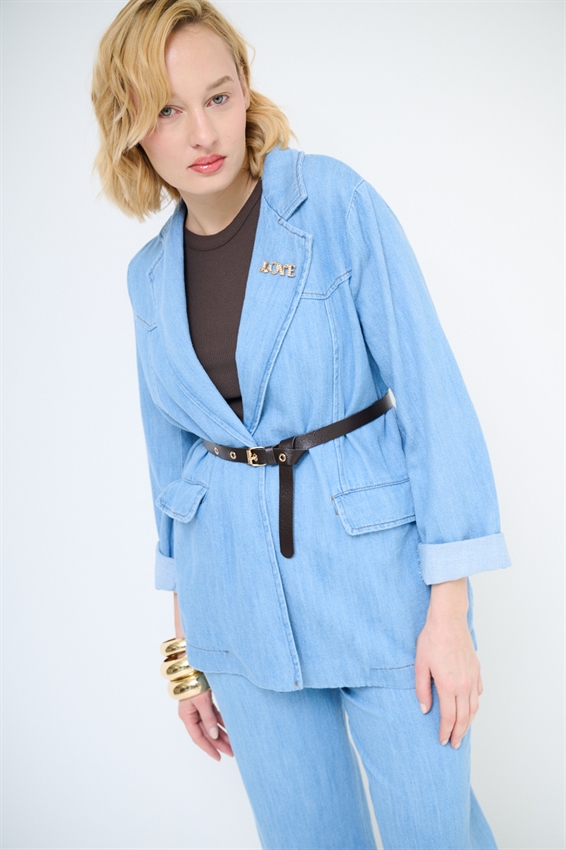 GIACCA CON PATTINE E CINTURA SOTTILE CON LUMINELLI BLU CHIARO