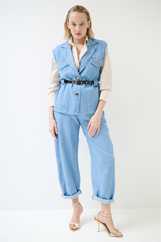 GILET IN DENIM CON CINTURA E SPILLA BLU CHIARO
