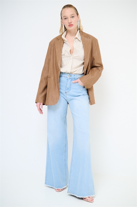 JEANS LARGO TAGLIO VIVO SUL FONDO BLU CHIARO