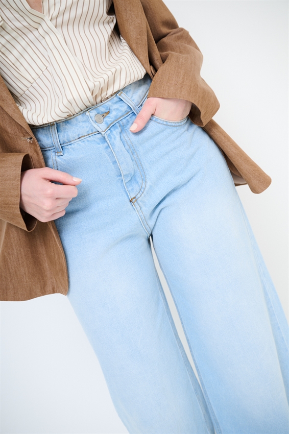 JEANS LARGO TAGLIO VIVO SUL FONDO BLU CHIARO