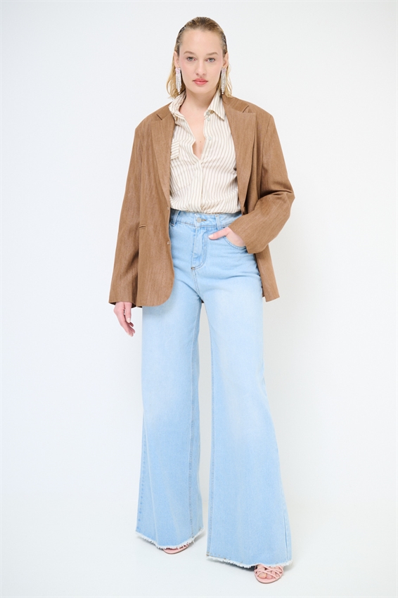 JEANS LARGO TAGLIO VIVO SUL FONDO BLU CHIARO