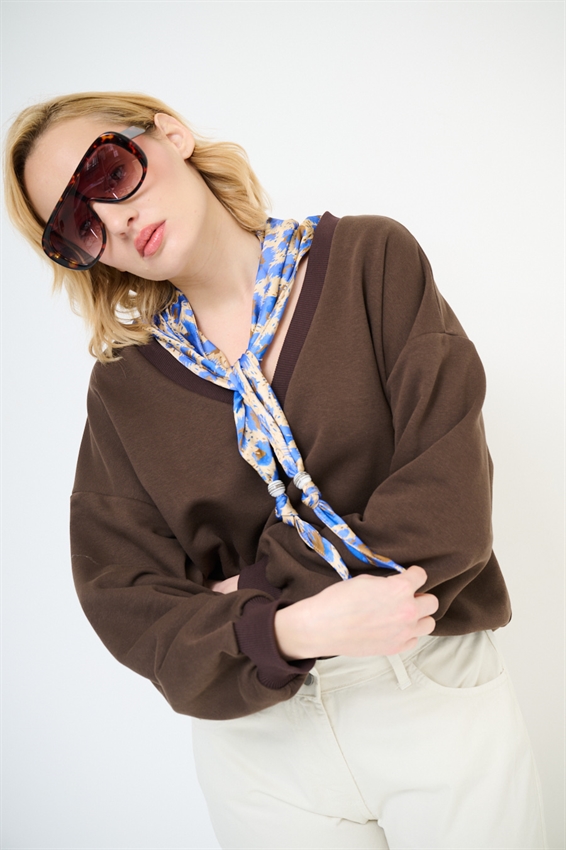 FELPA OVER SCOLLO V + FOULARD MORO