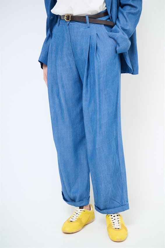 PANTALONE CON MULTI PINCES E CINTURA BLU