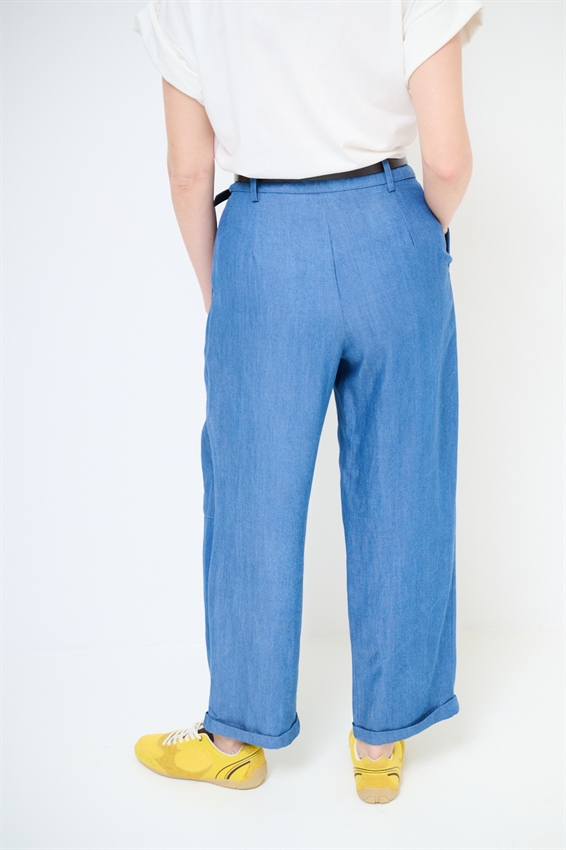 PANTALONE CON MULTI PINCES E CINTURA BLU