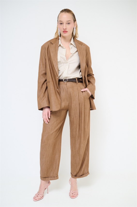 PANTALONE CON MULTI PINCES E CINTURA CAMMELLO