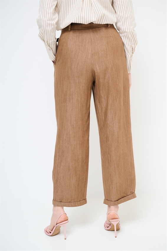 PANTALONE CON MULTI PINCES E CINTURA CAMMELLO