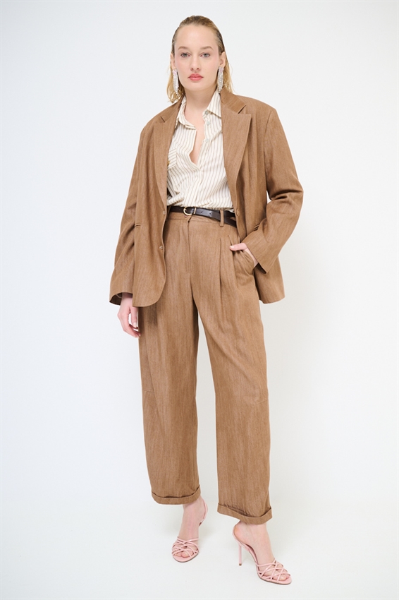 PANTALONE CON MULTI PINCES E CINTURA CAMMELLO