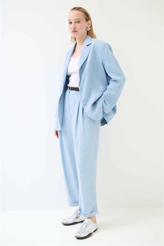 PANTALONE CON MULTI PINCES E CINTURA DENIM