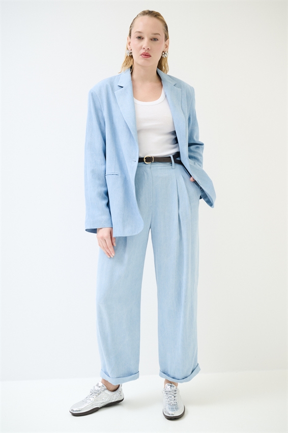 PANTALONE CON MULTI PINCES E CINTURA DENIM