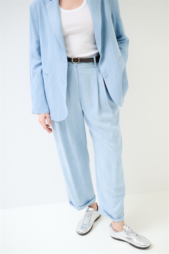 PANTALONE CON MULTI PINCES E CINTURA DENIM