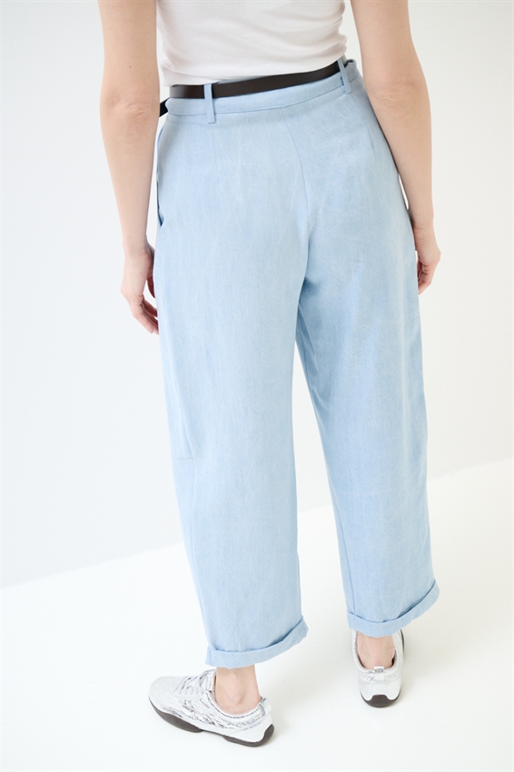 PANTALONE CON MULTI PINCES E CINTURA DENIM