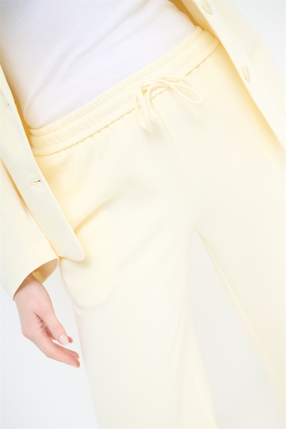 PANTALONE AMPIO IN MODAL CON ELASTICO GIALLO