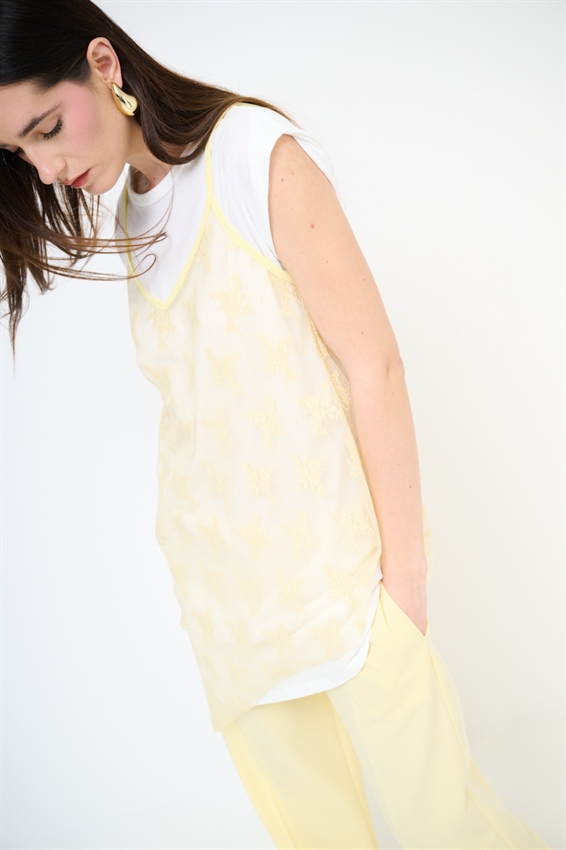 ABITO CON SOVRAPPOSIZIONE IN PIZZO GIALLO