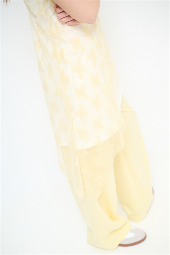ABITO CON SOVRAPPOSIZIONE IN PIZZO GIALLO