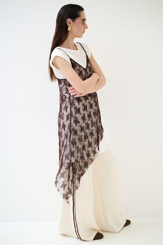 ABITO CON SOVRAPPOSIZIONE IN PIZZO MORO