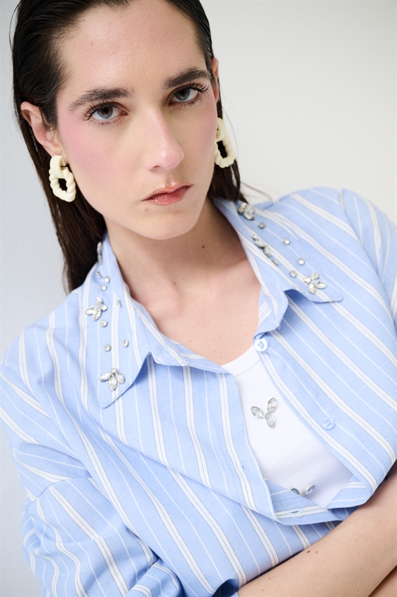 CAMICIA OVER RIGA CON CASTONI CELESTE