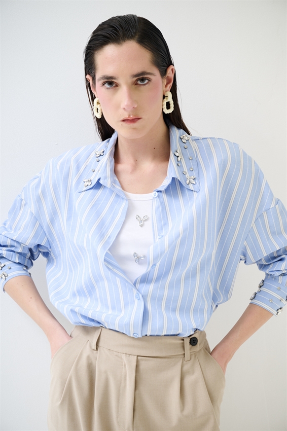 CAMICIA OVER RIGA CON CASTONI CELESTE