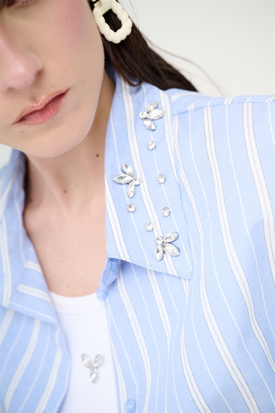 CAMICIA OVER RIGA CON CASTONI CELESTE