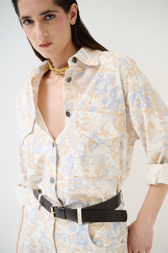 CAMICIA IN GABARDINA STAMP. OVER A DUE TASCHE JEANS