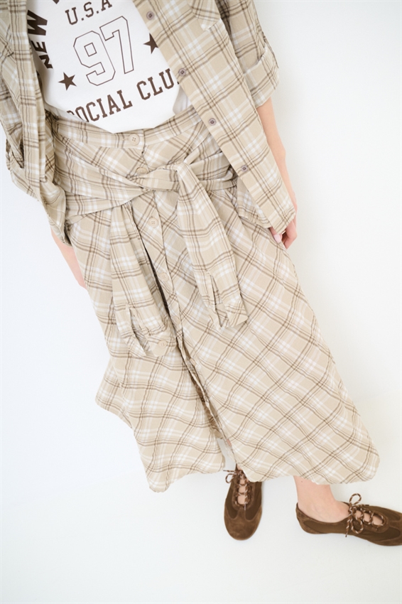 GONNA A QUADRI CON BOTTONI DAVANTI SABBIA