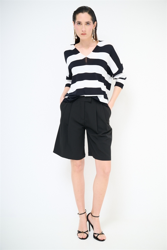 MAGLIA RIGATA CON SCOLLO V PROFONDO NERO