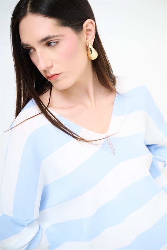 MAGLIA RIGATA CON SCOLLO V PROFONDO CELESTE