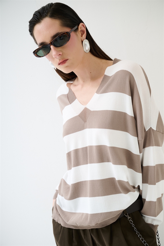 MAGLIA RIGATA CON SCOLLO V PROFONDO FANGO