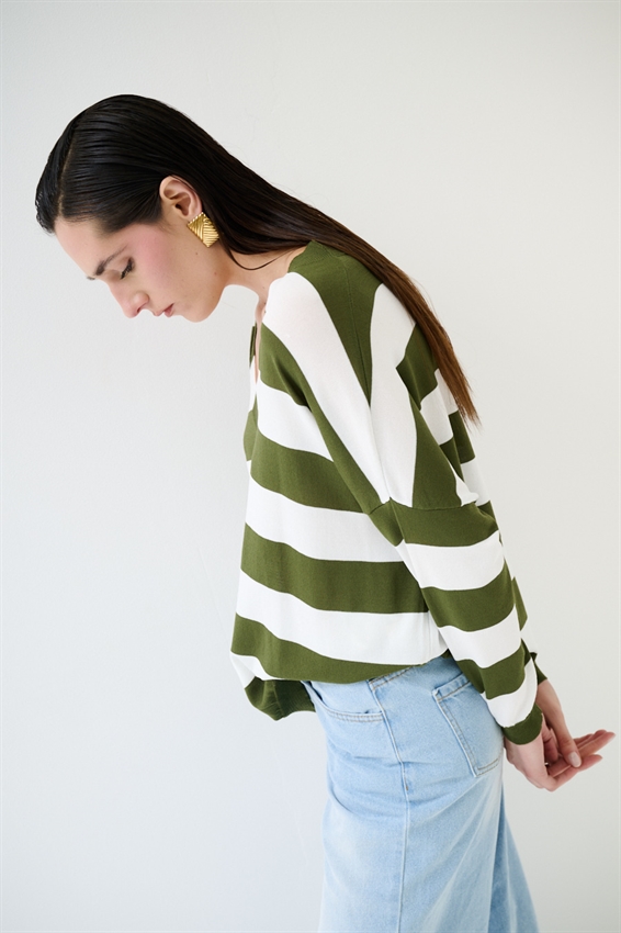 MAGLIA RIGATA CON SCOLLO V PROFONDO VERDE MILITARE