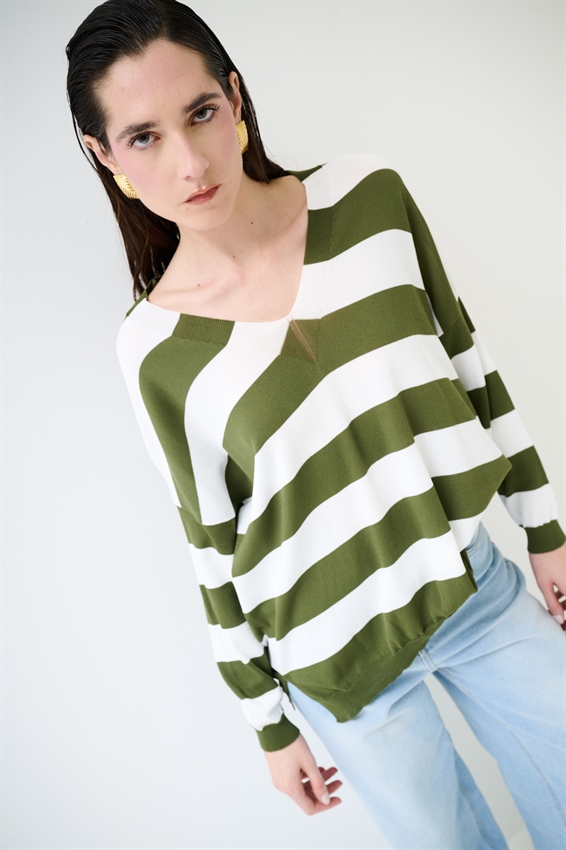 MAGLIA RIGATA CON SCOLLO V PROFONDO VERDE MILITARE