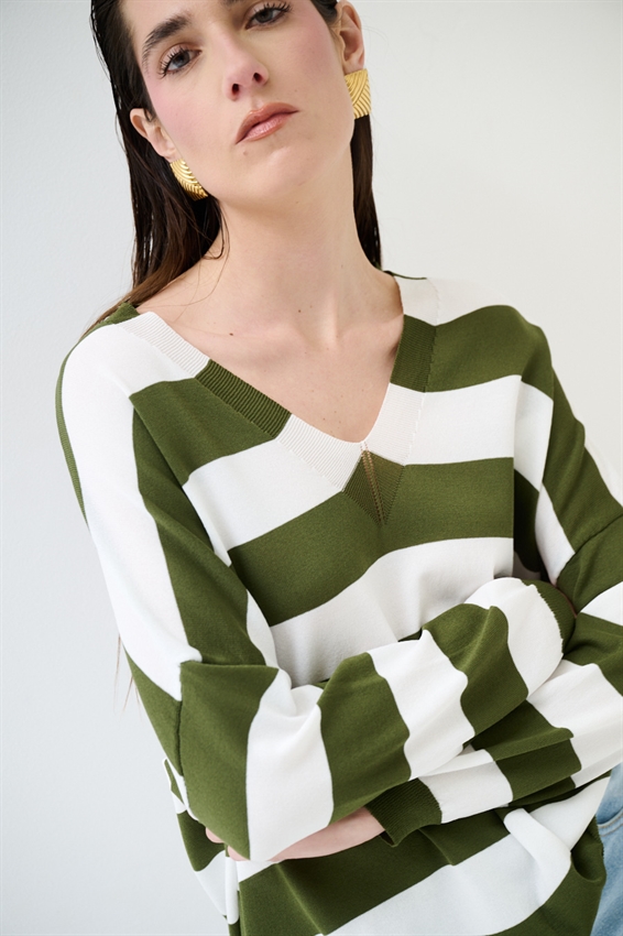 MAGLIA RIGATA CON SCOLLO V PROFONDO VERDE MILITARE