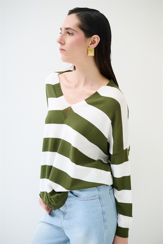 MAGLIA RIGATA CON SCOLLO V PROFONDO VERDE MILITARE