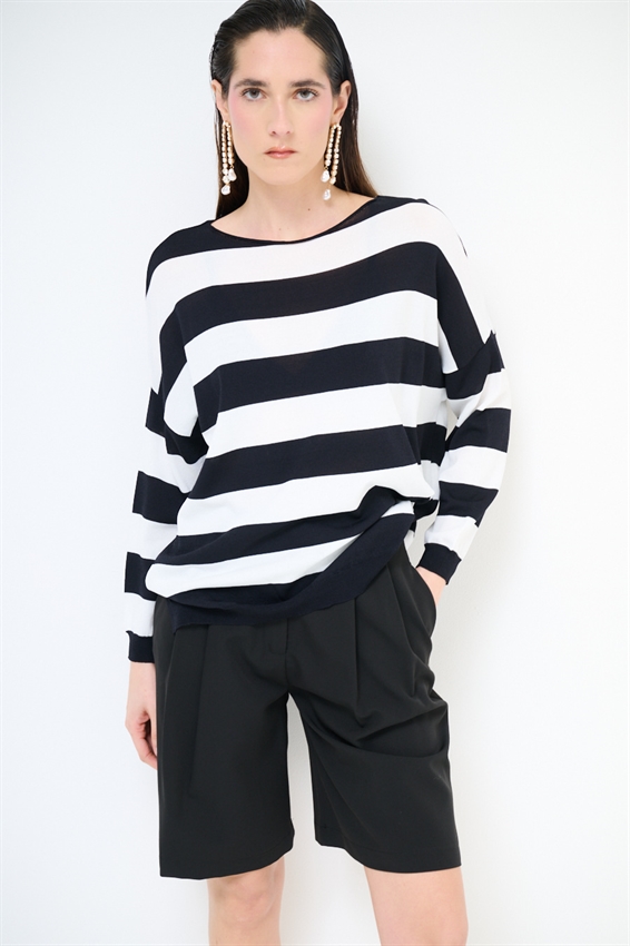 MAGLIA CON SCOLLO A BARCA NERO