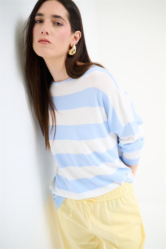 MAGLIA CON SCOLLO A BARCA CELESTE