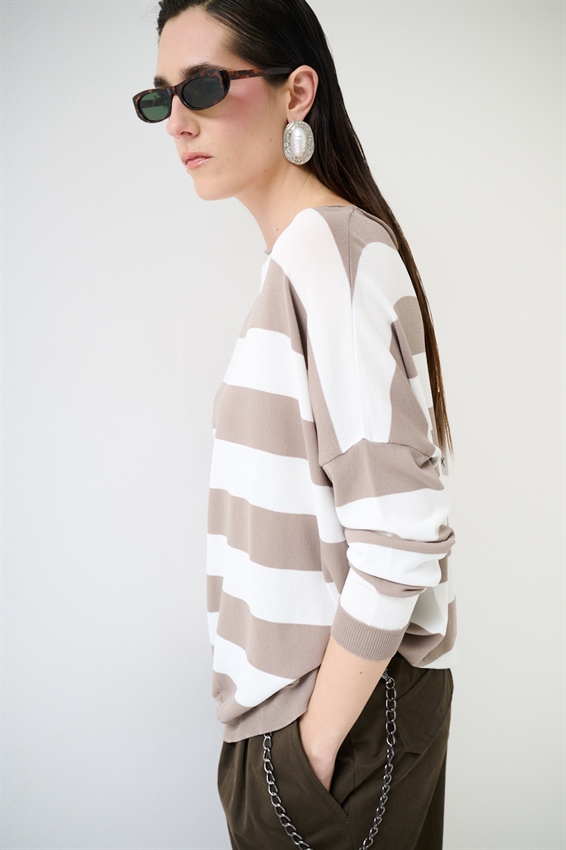 MAGLIA CON SCOLLO A BARCA FANGO