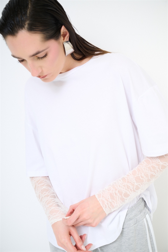 T-SHIRT OVER CON MANICHE IN PIZZO BIANCO