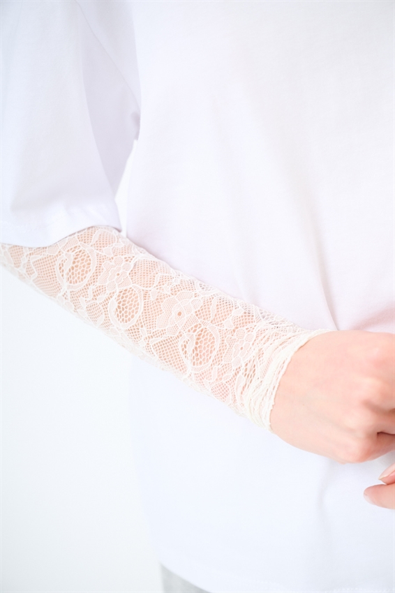 T-SHIRT OVER CON MANICHE IN PIZZO BIANCO