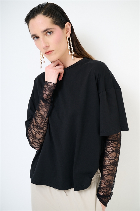 T-SHIRT OVER CON MANICHE IN PIZZO NERO