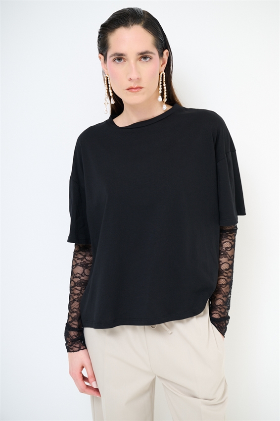 T-SHIRT OVER CON MANICHE IN PIZZO NERO