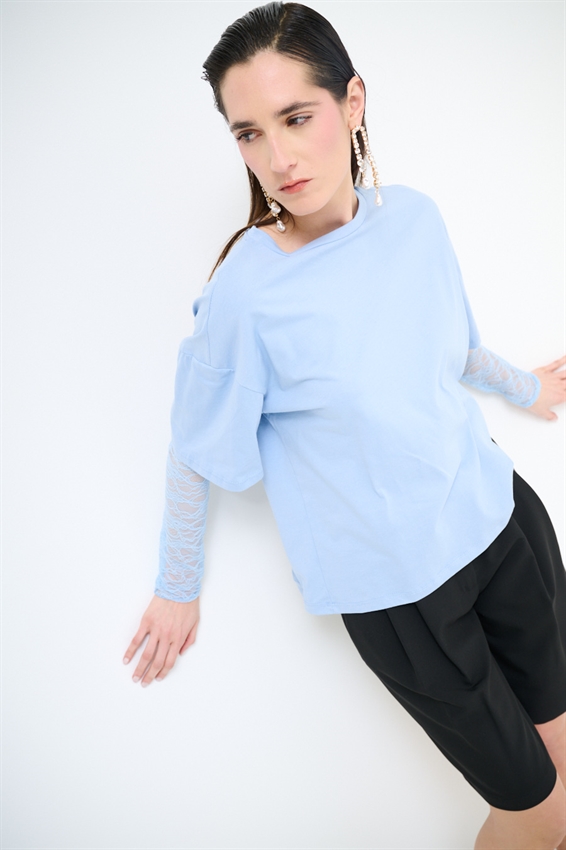 T-SHIRT OVER CON MANICHE IN PIZZO CELESTE