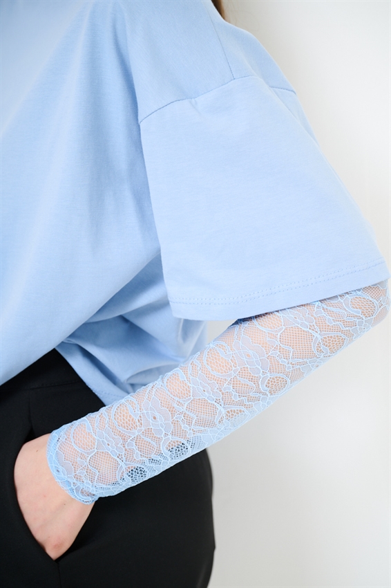 T-SHIRT OVER CON MANICHE IN PIZZO CELESTE