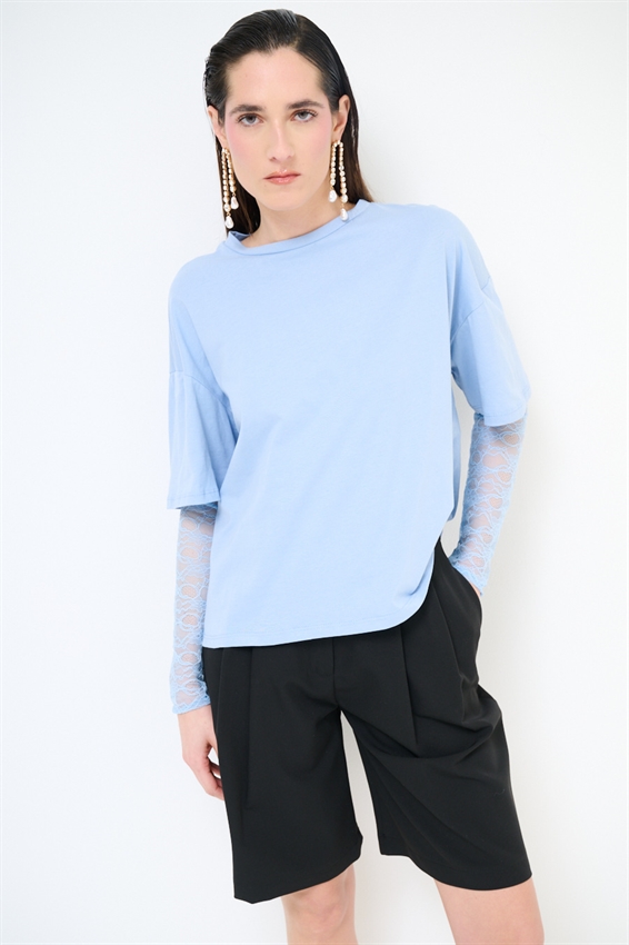 T-SHIRT OVER CON MANICHE IN PIZZO CELESTE